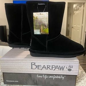 Womens Bearpaw Emma short boots. NIB. Sz6